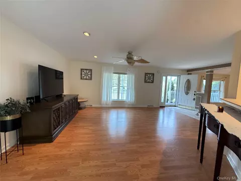 1407 Middle Rd #271, Calverton, NY 11933
