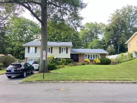 12 Russell Woods Rd, North Hempstead, NY 11021