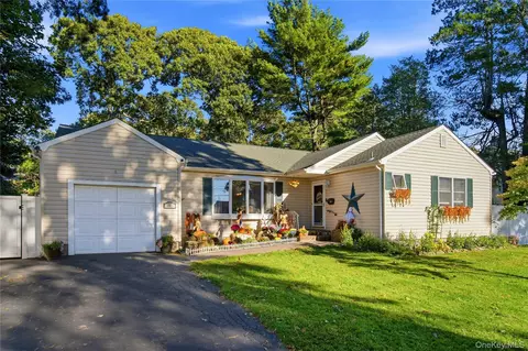 35 Wyant Ave, Lake Ronkonkoma, NY 11779