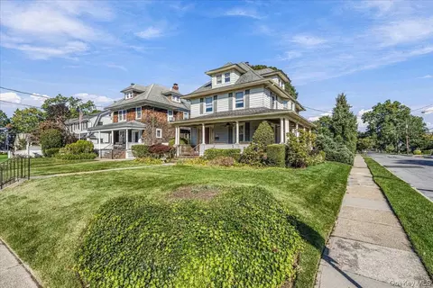 63 Shellbank Pl, Rockville Centre, NY 11570