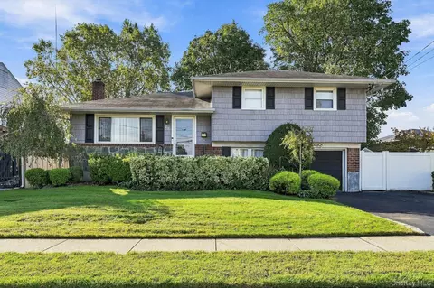 23 Chance St, Hicksville, NY 11801