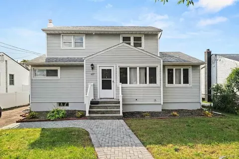 607 N Monroe Ave, Lindenhurst, NY 11757