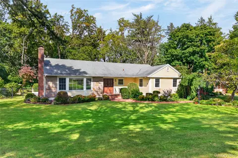 75 Plymouth Rd, North Hempstead, NY 11030