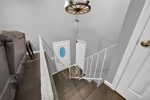 Entry Way - 3 Jasper Ave, Patchogue, NY 11772 photo 1 of 2