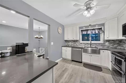 Entry Way - 3 Jasper Ave, Patchogue, NY 11772 photo 2 of 2