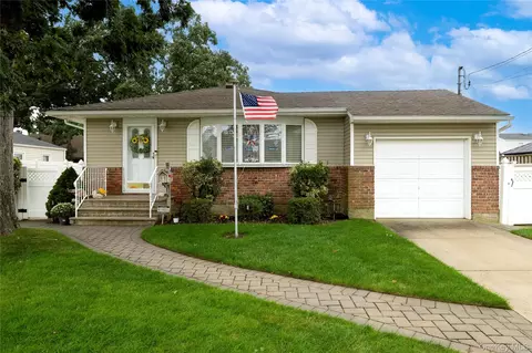 132 Yoakum Ave, Farmingdale, NY 11735