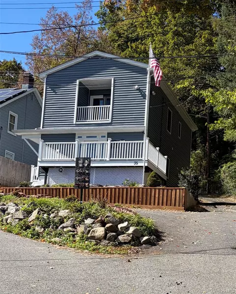 35 James St, Tomkins Cove, NY 10986