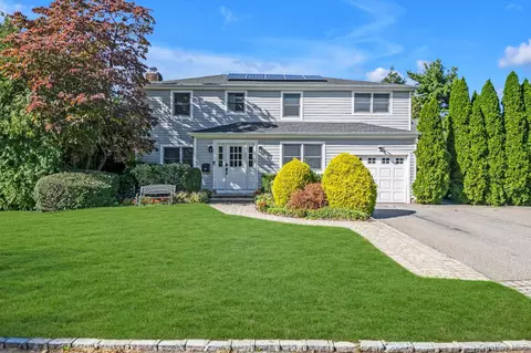 125 Crescent Ln, North Hempstead, NY 11577