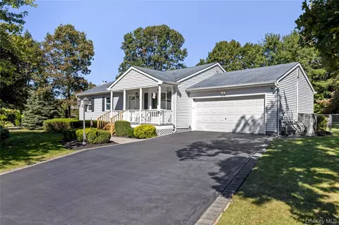 5 Heather Ct, Middle Island, NY 11953