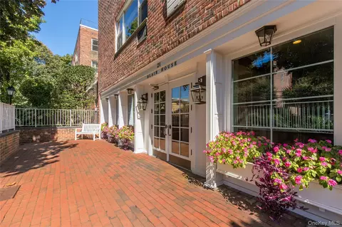21 Chapel Place Chapel Pl #3J, North Hempstead, NY 11021