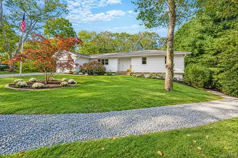 65 Oak Dr, Calverton, NY 11933