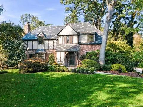 403 Ryder Rd, North Hempstead, NY 11030