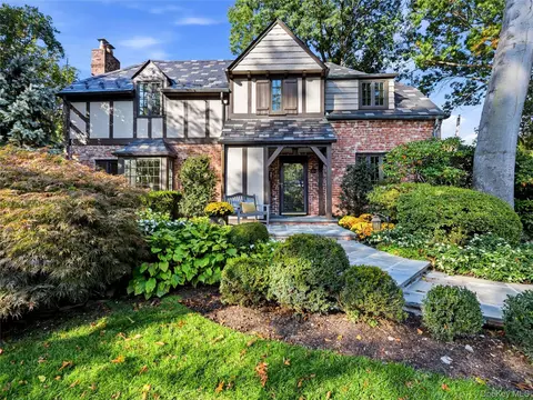 403 Ryder Rd, North Hempstead, NY 11030