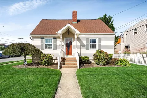 200 Forest Ave, Massapequa, NY 11758