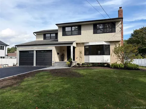 93 Eaton Ln, West Islip, NY 11795