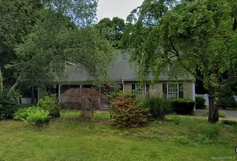 42 Jomar Rd, Shoreham, NY 11786