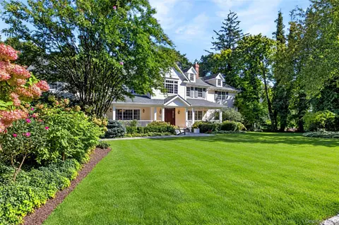 44 Brookside Dr, North Hempstead, NY 11030