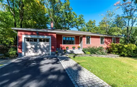 214 Foss Dr, Clarkstown, NY 10960