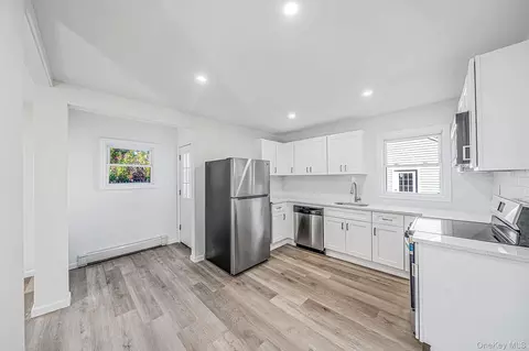 Entry Way - 85 Jayne Ave, Patchogue, NY 11772 photo 4 of 5