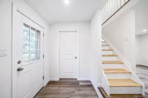 Entry Way - 85 Jayne Ave, Patchogue, NY 11772 photo 1 of 5