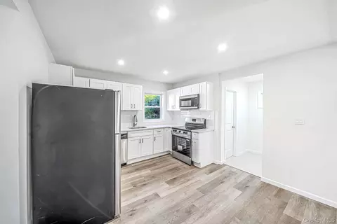 Entry Way - 85 Jayne Ave, Patchogue, NY 11772 photo 3 of 5
