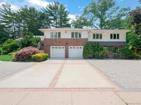 78 Poplar St, Garden City, NY 11530
