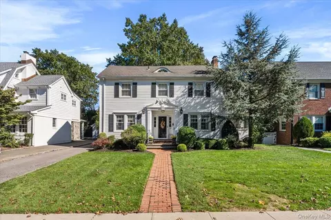39 Euston Rd, Garden City, NY 11530