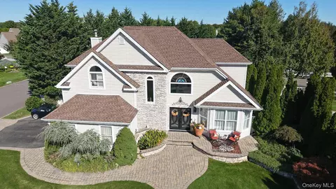 112 Summerfield Dr, Holtsville, NY 11742