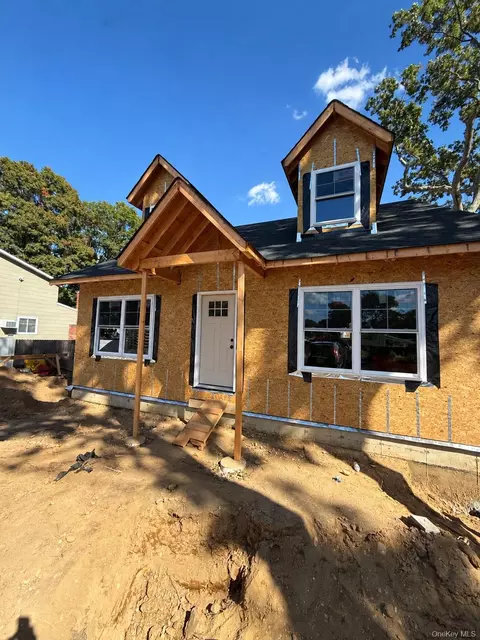 45 Leicester Ave, Lake Ronkonkoma, NY 11779