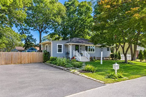 27 Ashwood Dr, Shirley, NY 11967