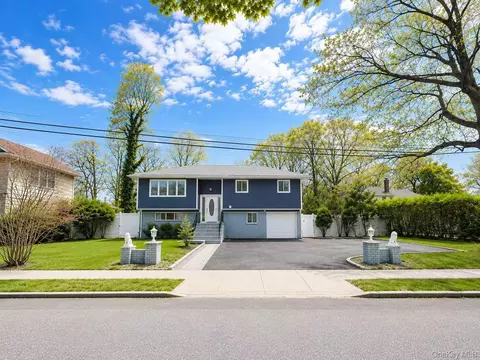 18 Park Dr E, Syosset, NY 11791