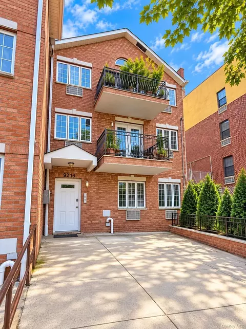 92-16 195th Pl, New York, NY 11423