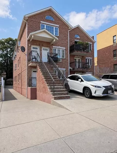 92-18 195th Pl, Hollis, NY 11423