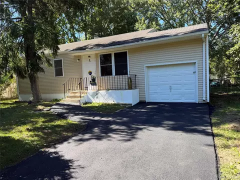 748 Doane Ave, Bellport, NY 11713