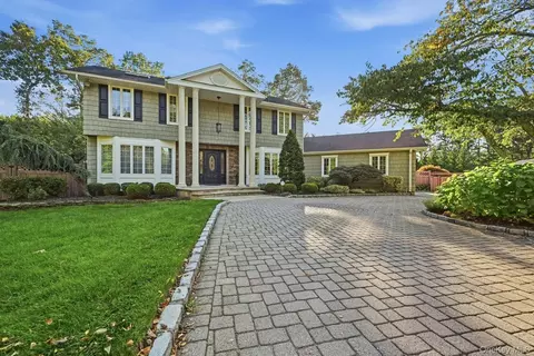26 Astro Pl, Dix Hills, NY 11746