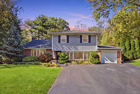 14 Fairway Dr, North Hempstead, NY 11020