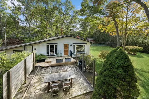 27 Ocean Ave, Hampton Bays, NY 11946