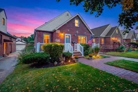 82-46 256th St, Glen Oaks, NY 11004