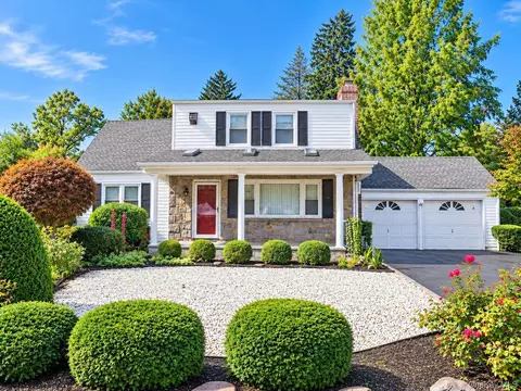 15 Sherwood Rd, Glen Cove, NY 11542