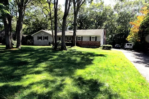 16 Argyle Pl, Smithtown, NY 11787