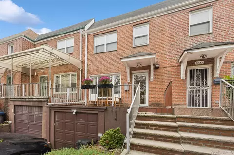 6934 222nd St, New York, NY 11364