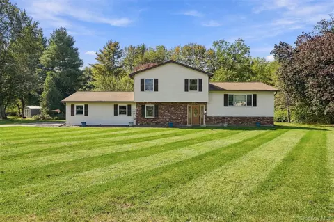 23 Stephen Dr, Hopewell Junction, NY 12533