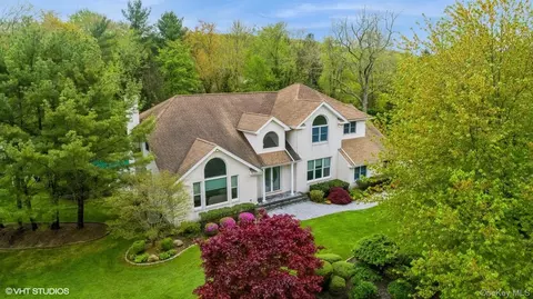 2 Sunflower Ct, Dix Hills, NY 11746