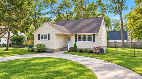 124 Officials Ave, Holbrook, NY 11741