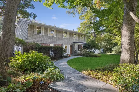 8 Tree Hollow Ln, Dix Hills, NY 11746