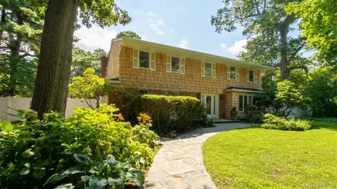 8 Tree Hollow Ln, Dix Hills, NY 11746
