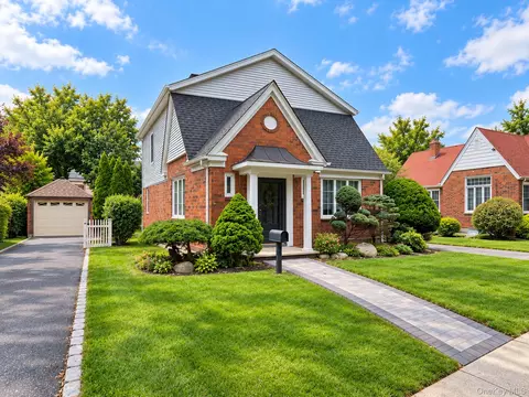 539 Concord Ave, North Hempstead, NY 11596