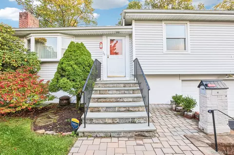 7 Albro Ln, White Plains, NY 10603