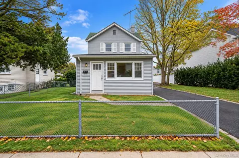 52 Coles St, Glen Cove, NY 11542