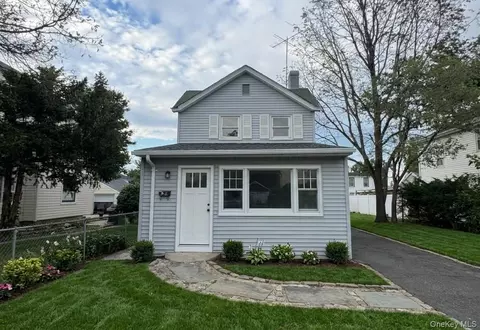 52 Coles St, Glen Cove, NY 11542